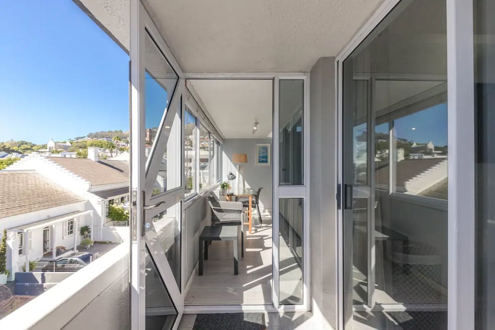 Stylish and Central 1 BD in Green Point view 2