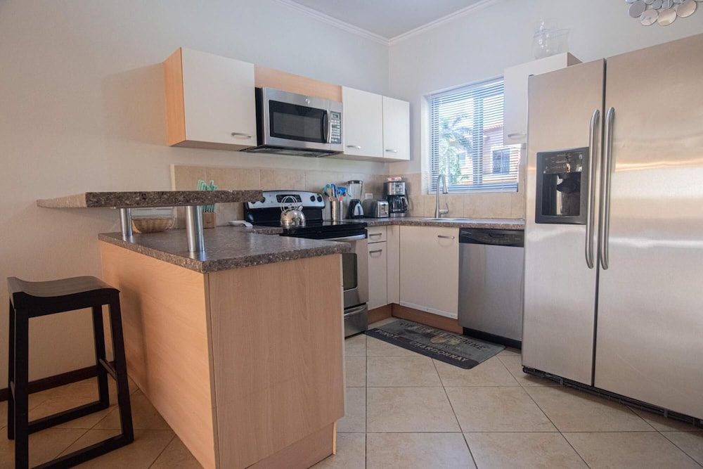 2BR 3BA GYM Pools 24 7 Security Restaurant