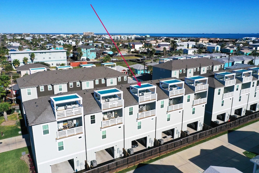 Sleeps 33! 4 Condos, Walk to the Beach, Resort-style Pool, Endless Summer Resort