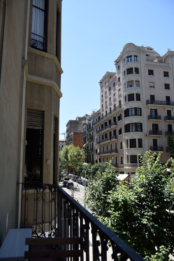 Ally's Guest House Barcelona B&B