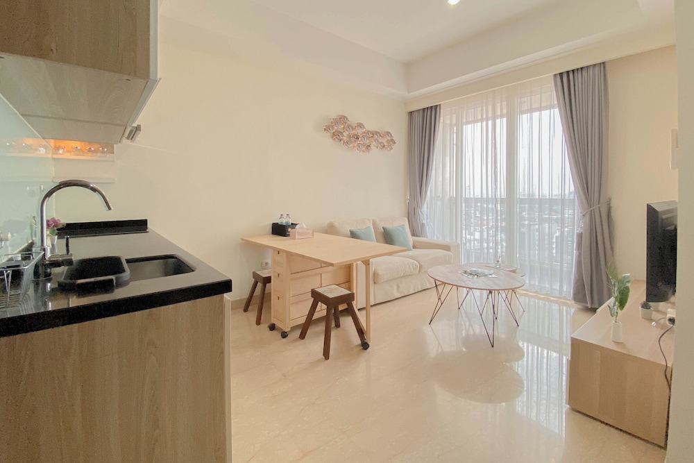 Big and Cozy 1BR with Working Room Menteng Park Apartment