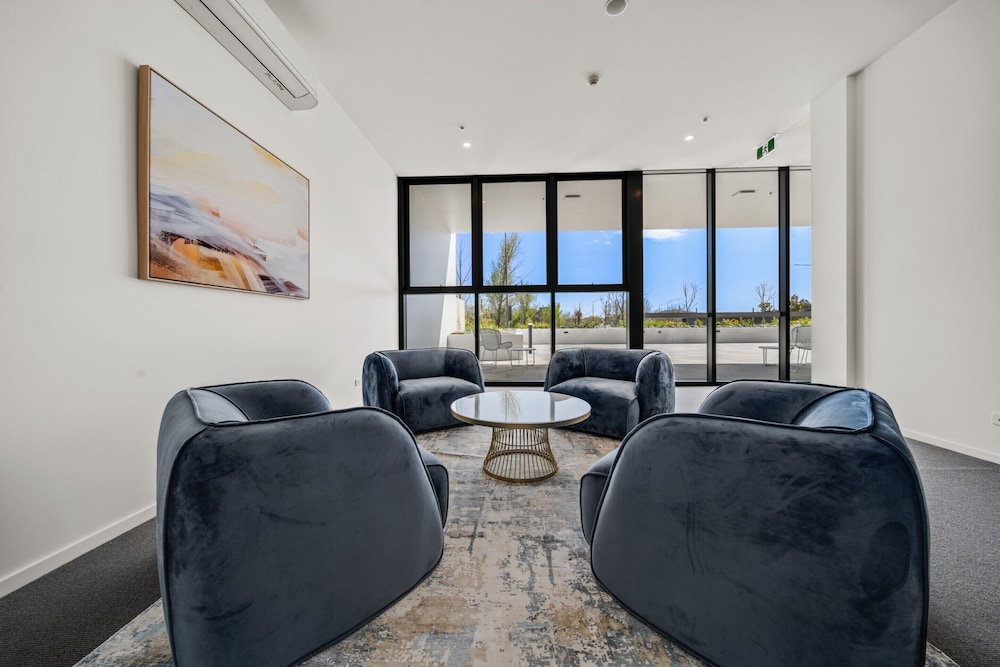 Chic 1-bed With Sophisticated Decor,