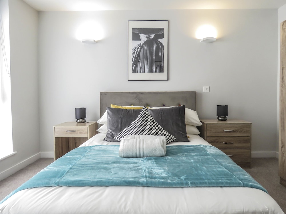 Tudors eSuites Birmingham Apartments with Gated Parking view 4