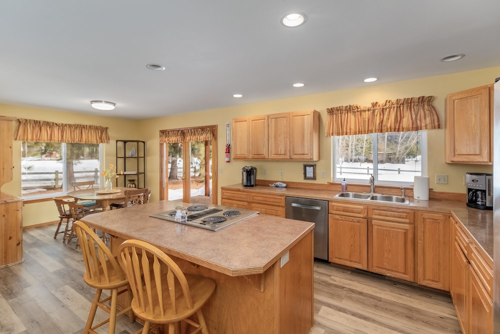 Farmhouse In Plain 2 Bedroom Home by NW Comfy Cabins by RedAwning view 4
