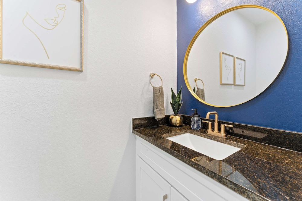 NRG Medcenter 2BD 2 5BA w Fencedyard King Bed