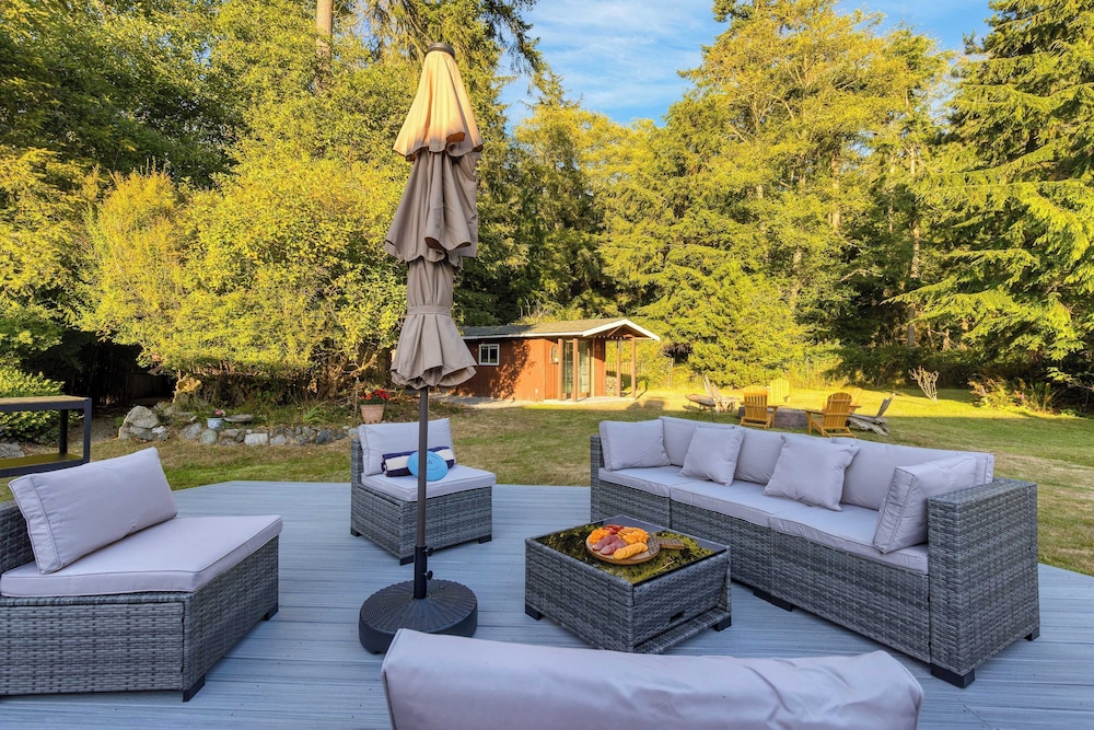Lodge Trails, Hot Tub, Walk to Cornet Bay