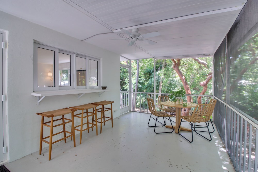 Steps to Gulf: Sleek Top-floor Apt in Tavernier!