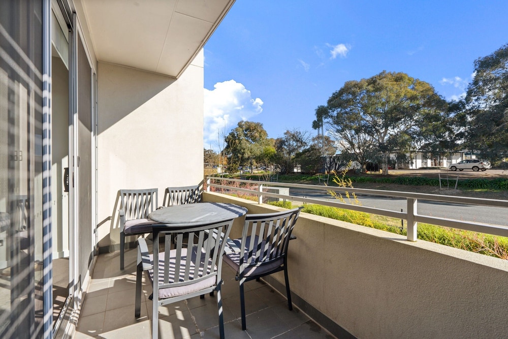 Stylish Curtin Stay With Balcony Views