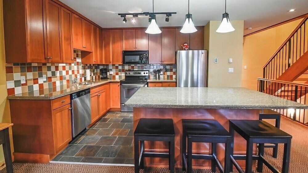 Pinnacle Ridge Chalets by Fernie Lodging