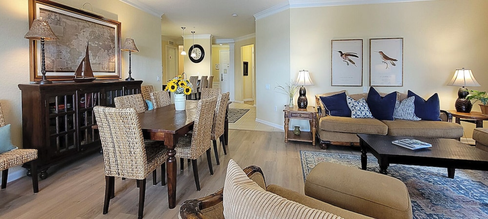 Gorgeous 3 Bed Lakeview, Vista Cay - 1010