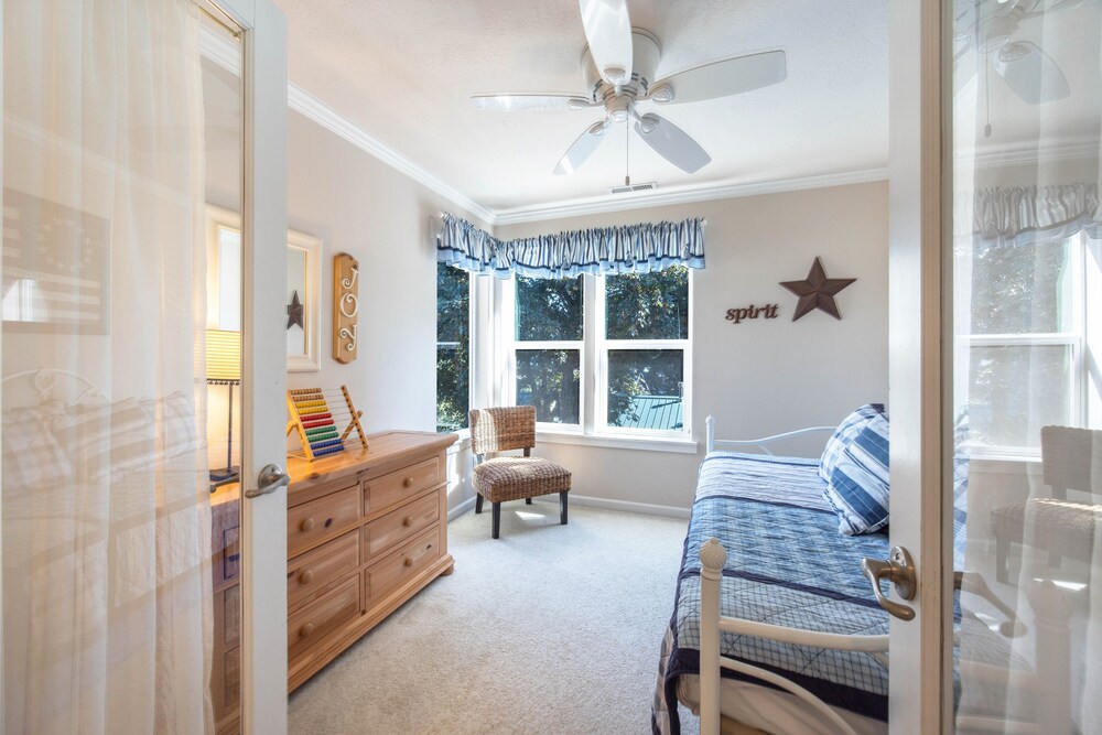 West Sail *30 Day Minimum 5 Bedroom Home by RedAwning