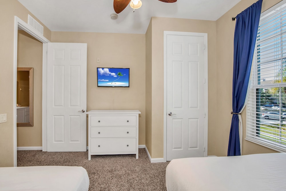 Cozy Condo W/private Balcony Steps to Conv. Ctr