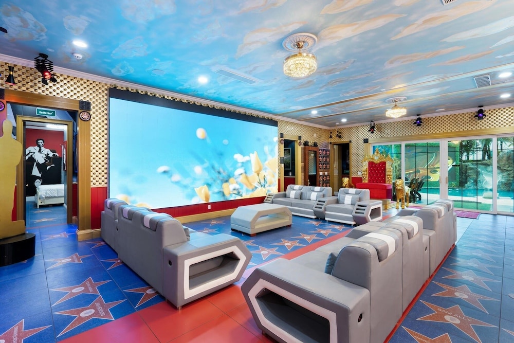 20 Bedroom Hollywood Themed Mansion Private Pool+Lazy River 20 Home
