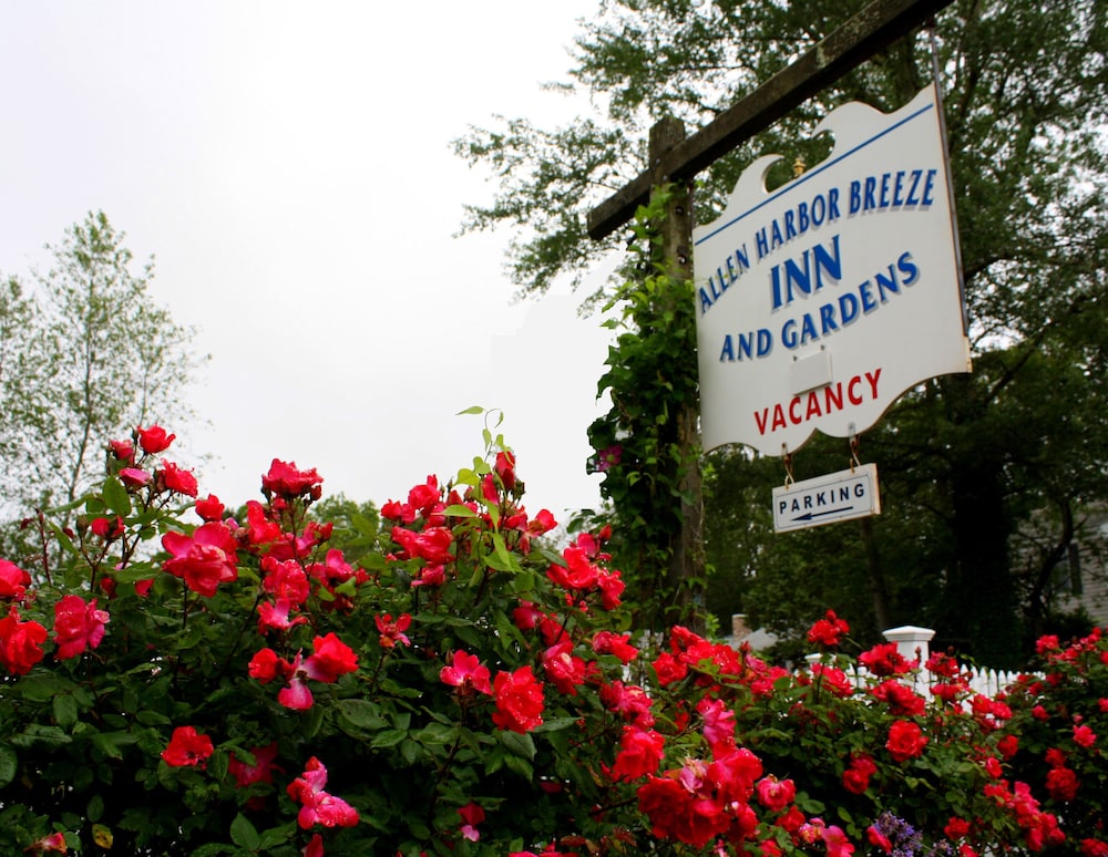 Allen Harbor Breeze Inn & Gardens