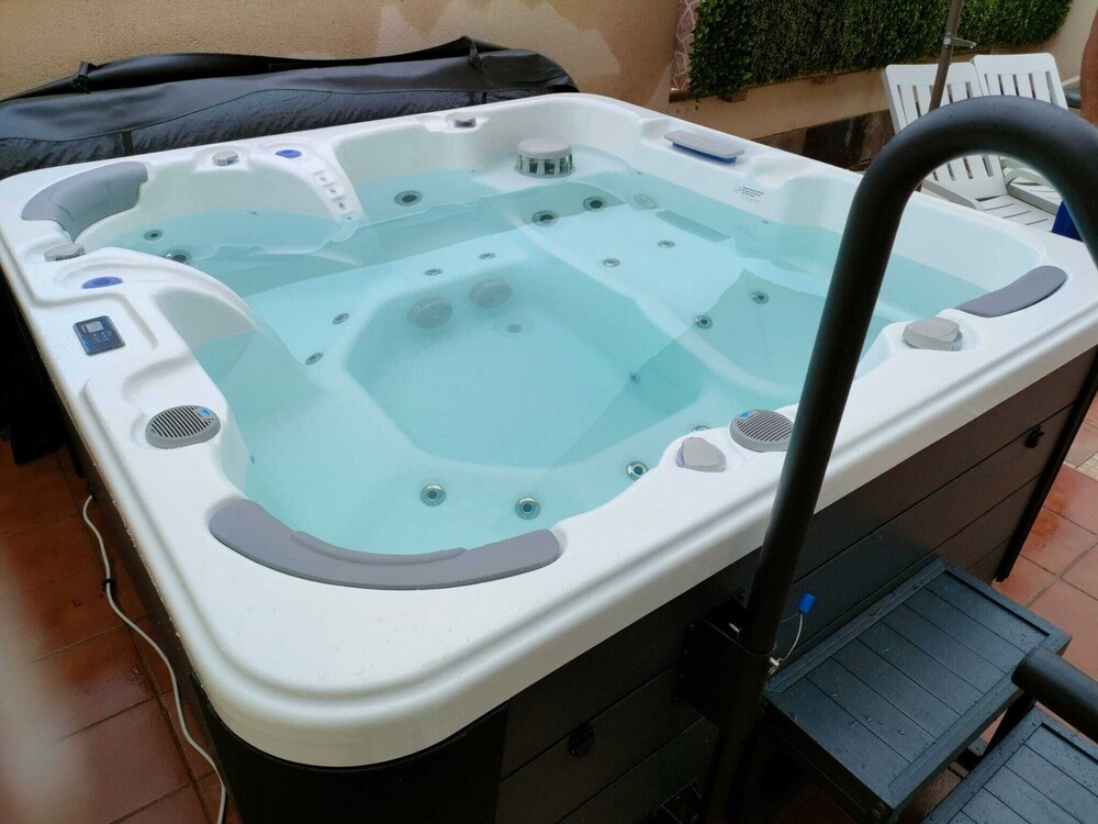 Comfortable Modern House With Jacuzzi, and Access to Swimming Pool
