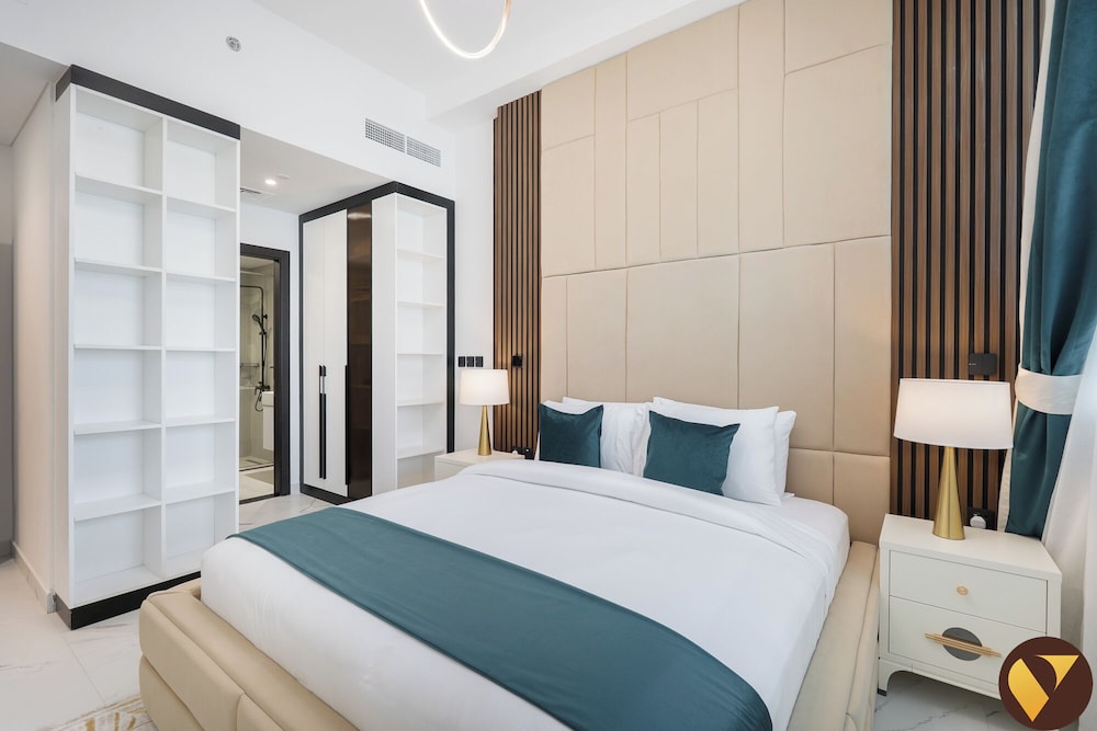 Vogue Opalz short Drive to Dubai Hills M
