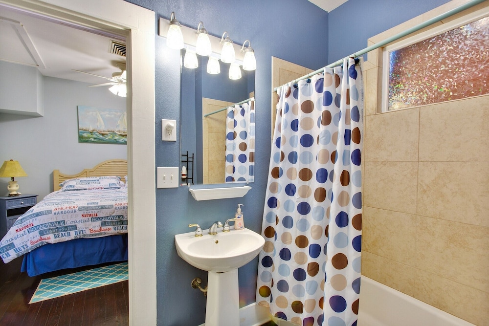 Sea Life - Just Blocks To Beach! 3 Bedroom Home by Redawning view 3