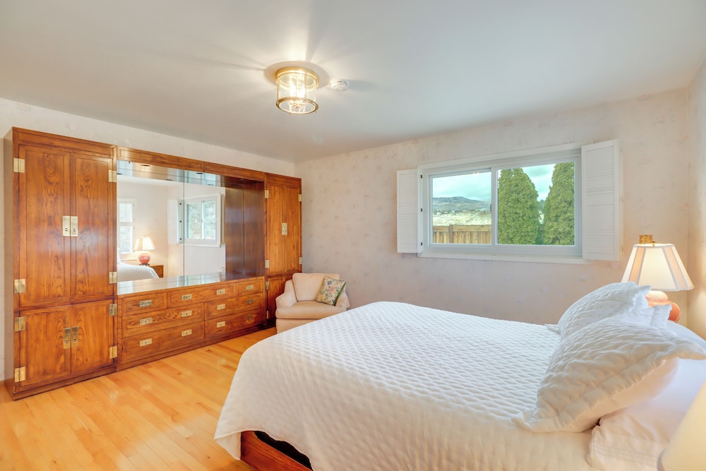 2 Living Areas + Library! Home 22 Mi to Mt Rose