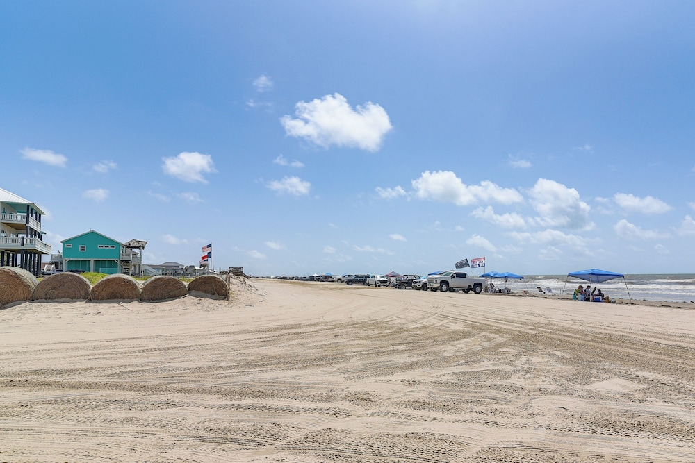 2 Blocks to Shore: Crystal Beach House w/ Yard!