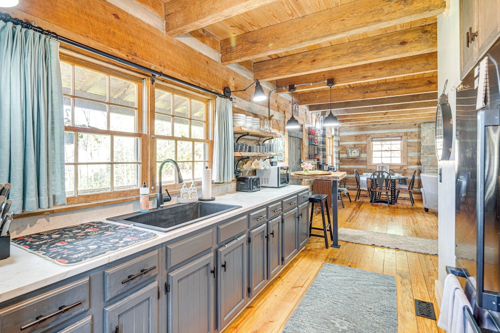 Hot Tub, Fire Pit & Creek Access: Whittier Cabin!