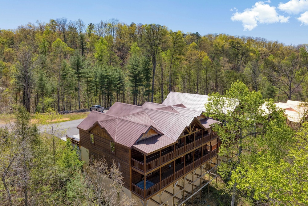 Dolly's Lodge by Avantstay Sleeps 28 - Luxe Smokies Cabin Game Room, Hot Tub, Views, Near Attractions