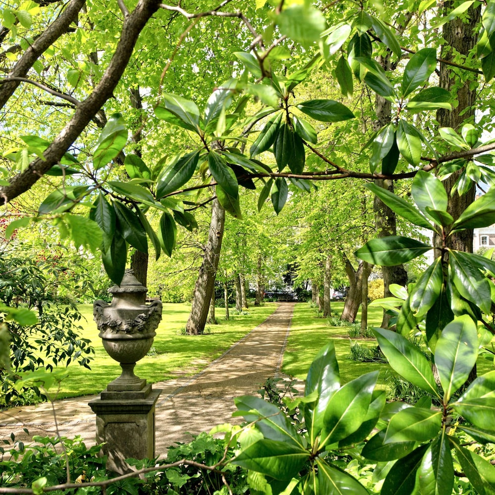 Beautiful and Spacious 2 Bedroom Apartment in South Kensington