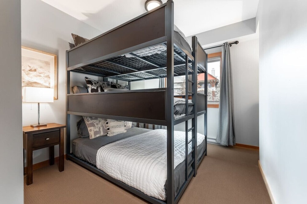 SPACIOUS 3-Br Luxury Condo | HEATED Pool + 3 Hot Tubs | Pool Table | Hm Theatre - Image 3