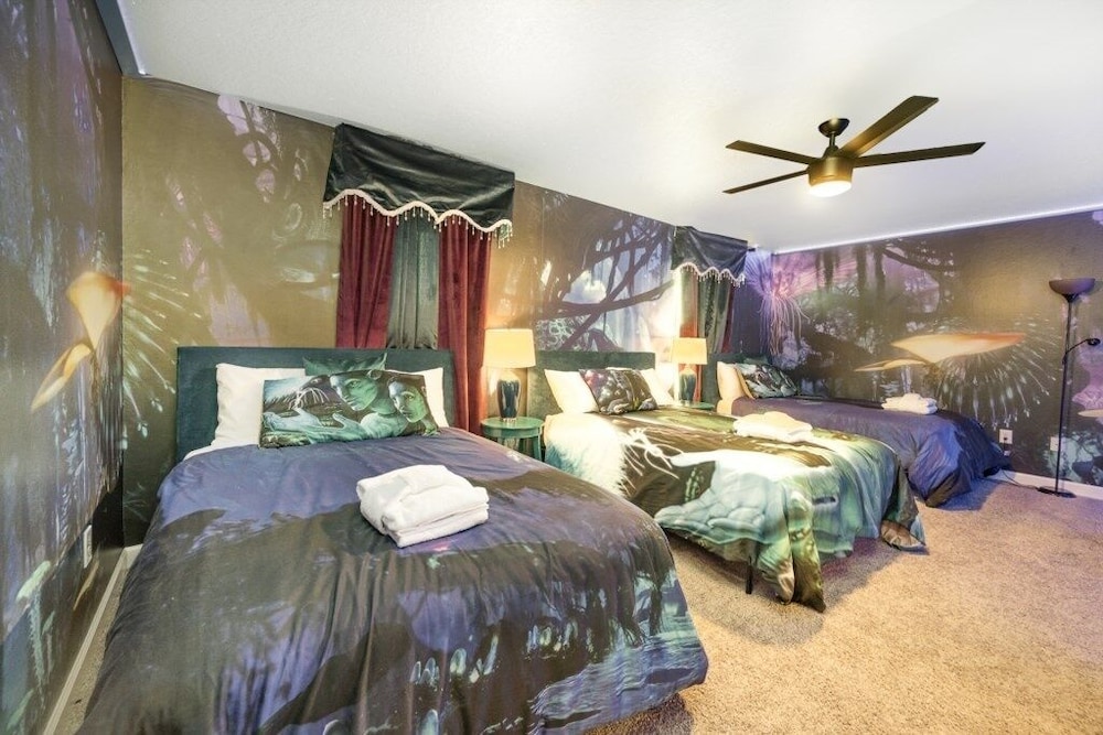 9 Bed Pool, Spa, Movie Room & Game Room! 9 Bedroom Home by RedAwning