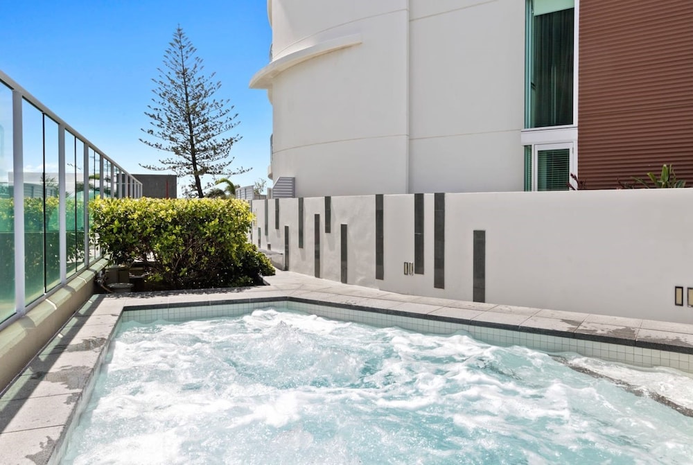 Luxury Beachfront Stay in Kirra