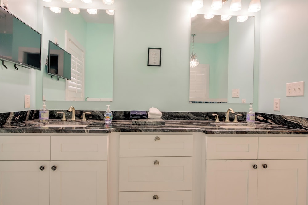 Lakefront Home w/ Hot Tub & Dock in Cross Hill!