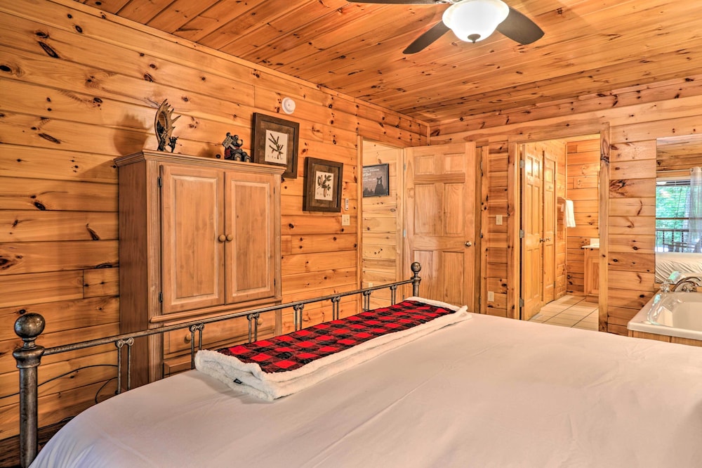 Cabin w/ Deck + Fireplace < 3 Mi to Dollywood! view 2