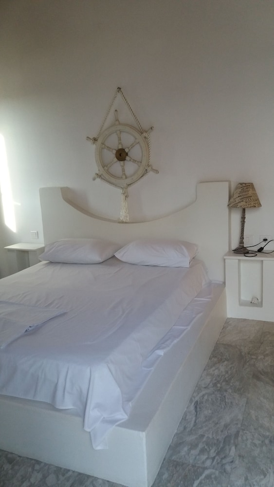 Manos Rooms