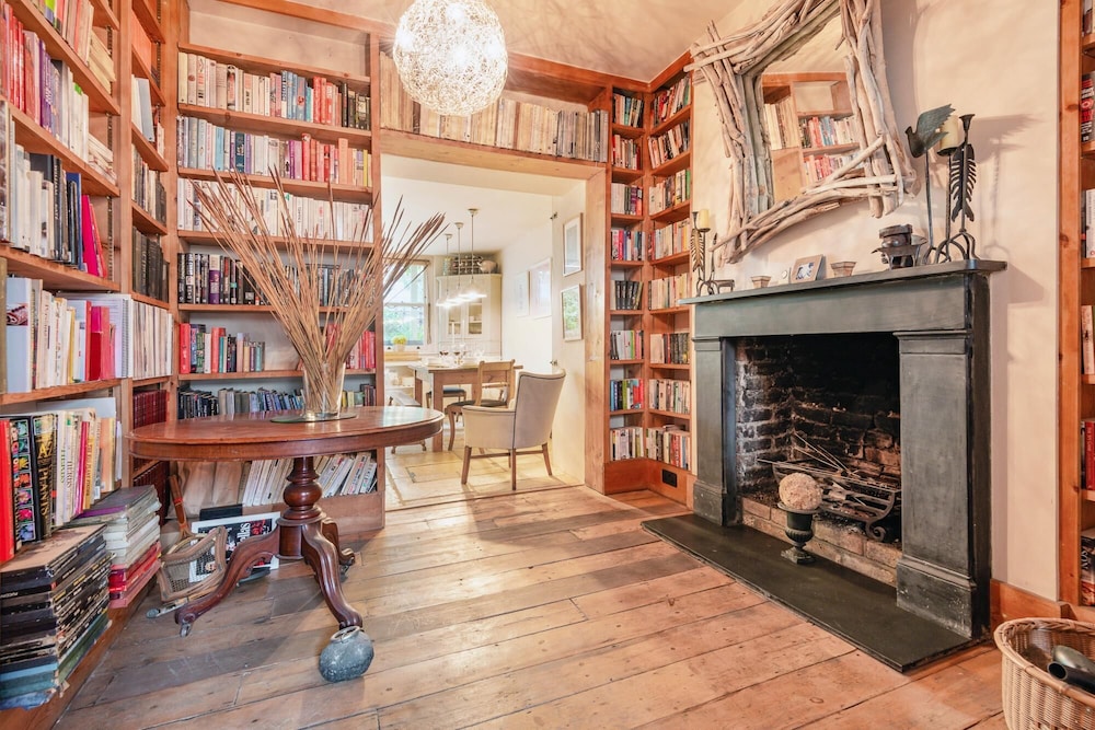 Traditional London Townhouse Close to Battersea Park by Underthedoormat photo 4