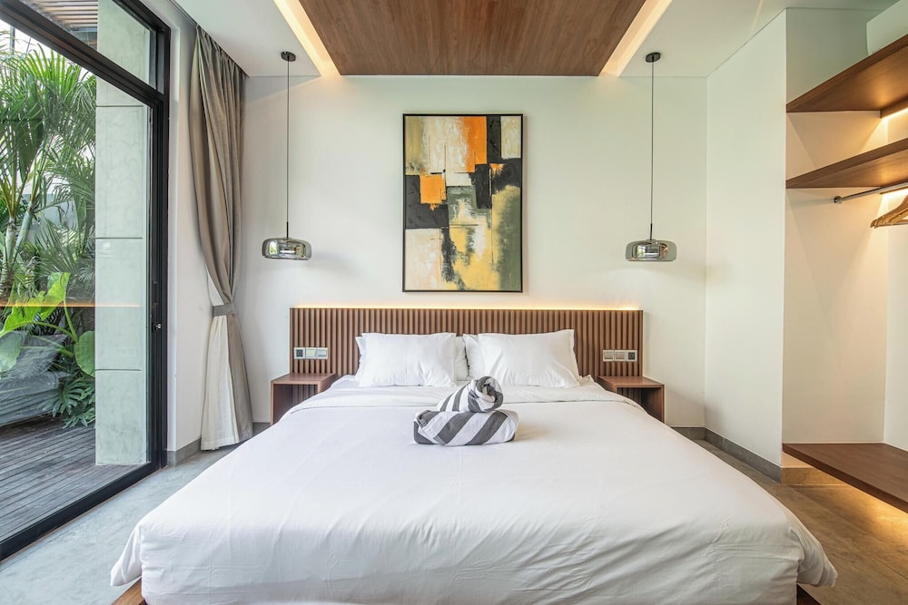 Tropical Elegance 5BR Canggu Villa Near Beach