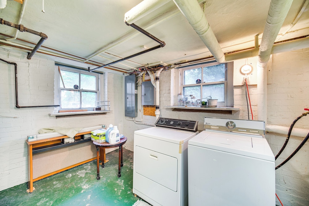 2 Mi to Lake Erie: Spacious Retreat Near Cafes!