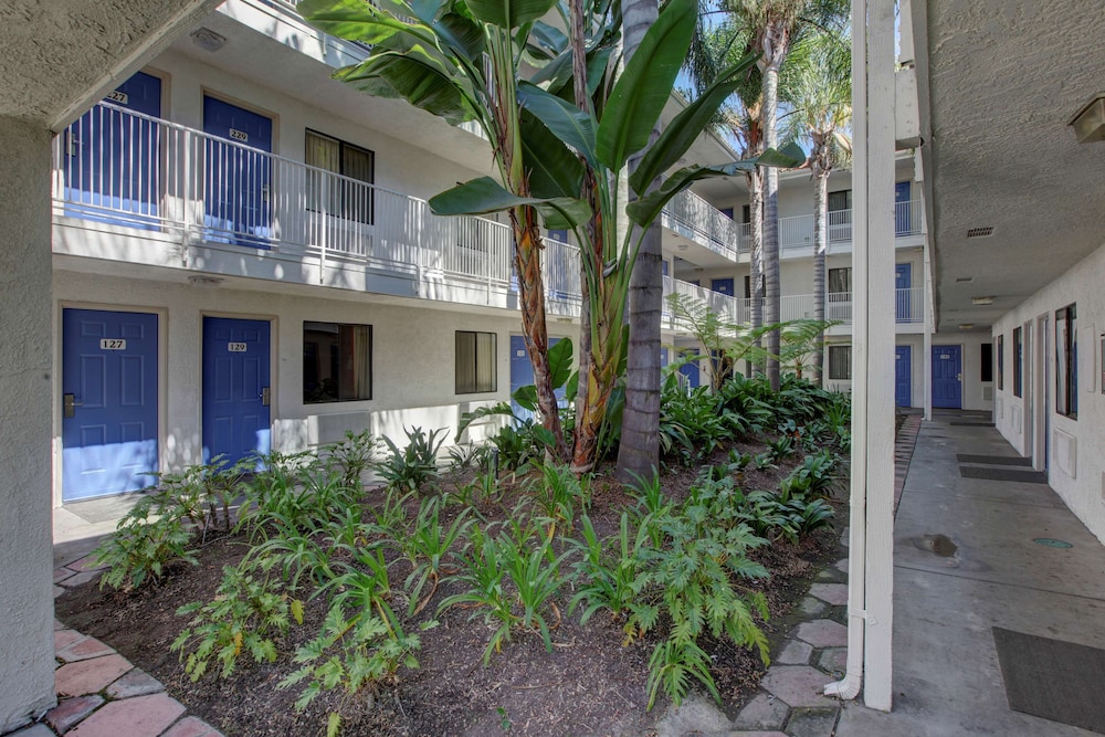 Motel 6 Bellflower, CA - Los Angeles