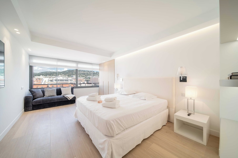Charming Oasis With Terrace 4 BD/ 8P - Cannes view 2