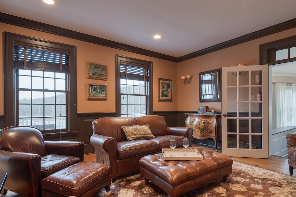 Sunny Pond by Avantstay Secluded Estate w a Private Pond Gym Movie Theater
