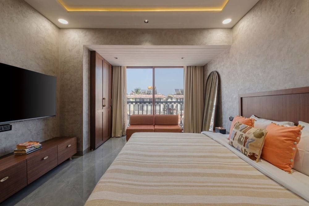 Modern 1BR With Pool 5min Drive to Candolim Beach