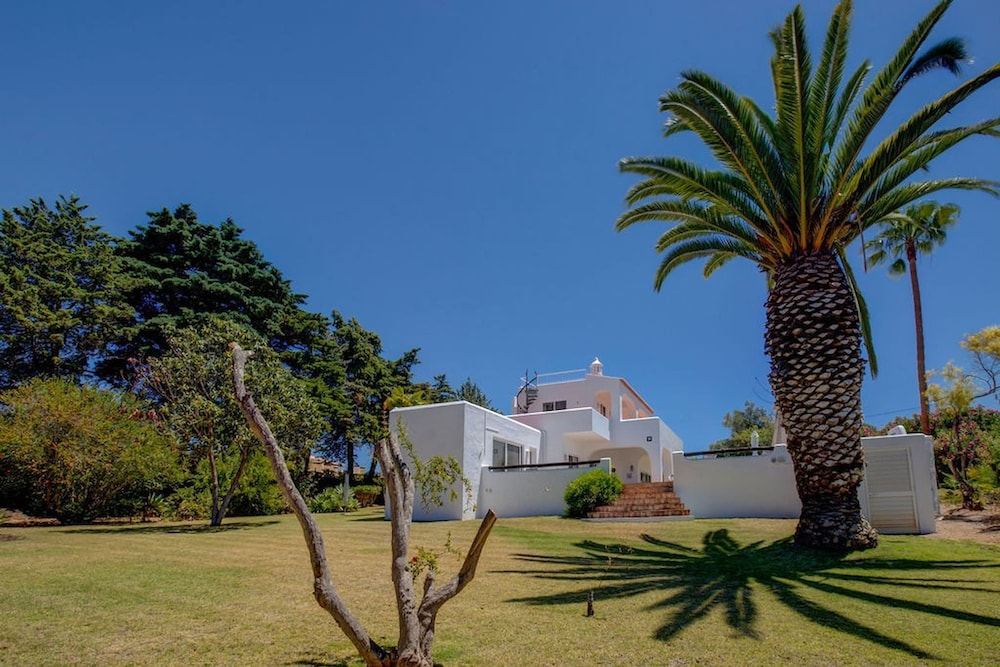 Casa Ninho Spacious 5 Bedroom Villa in an Enviab