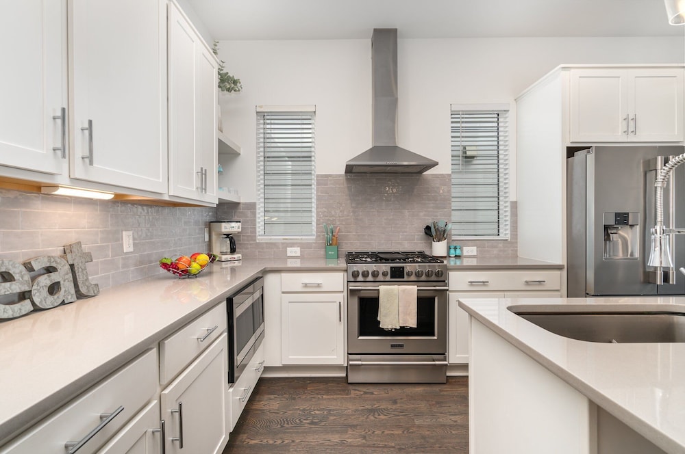 Jade - Private Patio and Balcony - Near Germantown