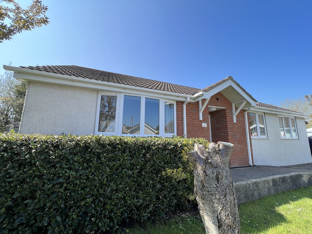 3 Bedroom Bungalow Moelfre- Private Garden,parking
