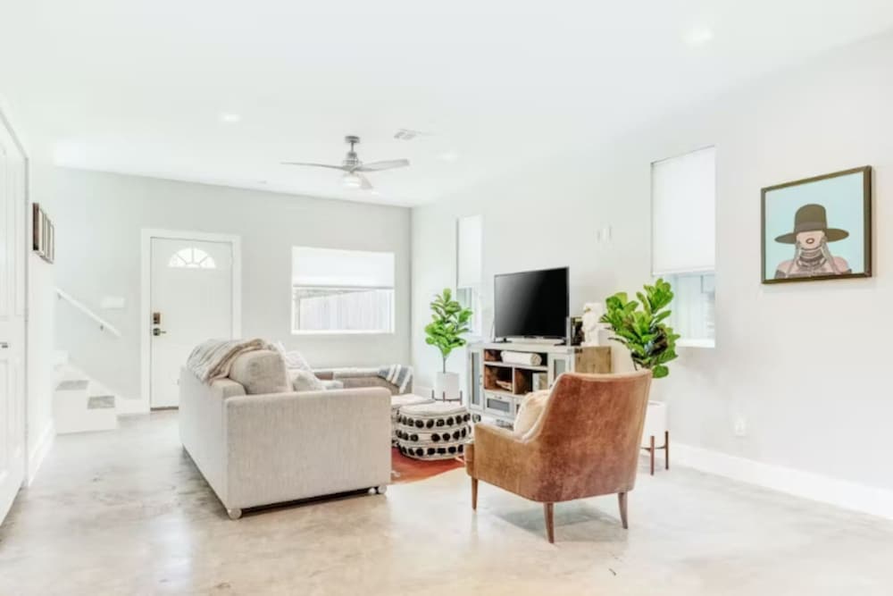 Stylish 3BR Townhome Near Downtown The Heights