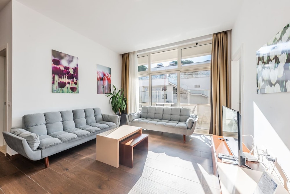 Spacious Apartment by the Beach - Tulipani
