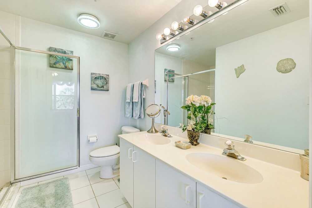 Sleek Naples Condo w/ Balcony: Snowbirds Welcome!