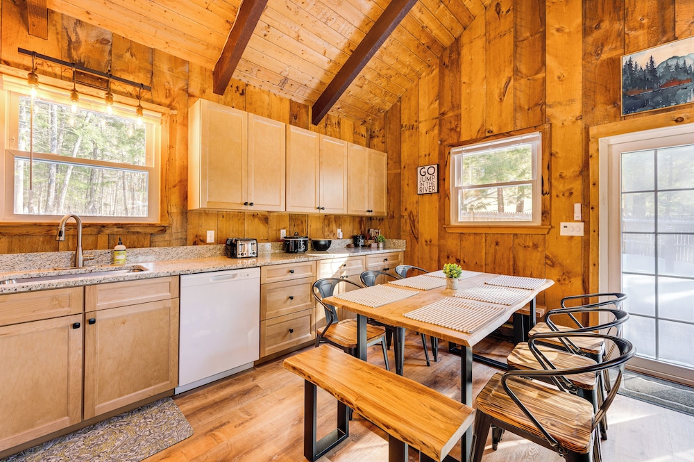 2 Mi to Conway: Cozy Cabin w/ Grill & Yard!