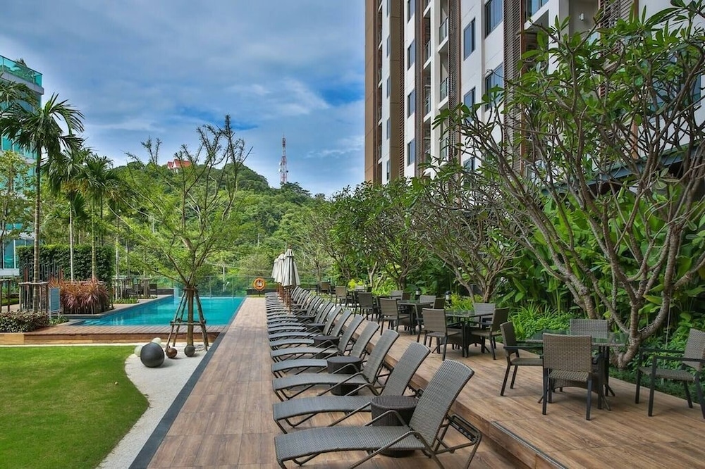 Large High Floor, Best Pool and Great Location