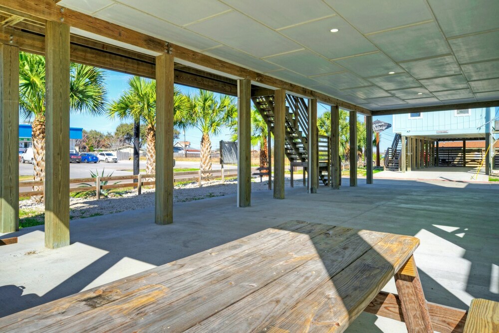 6bdr, Balcony w/ Bay View, Shared Pool + Boat Dock Keeper Red by Avantstay view 4