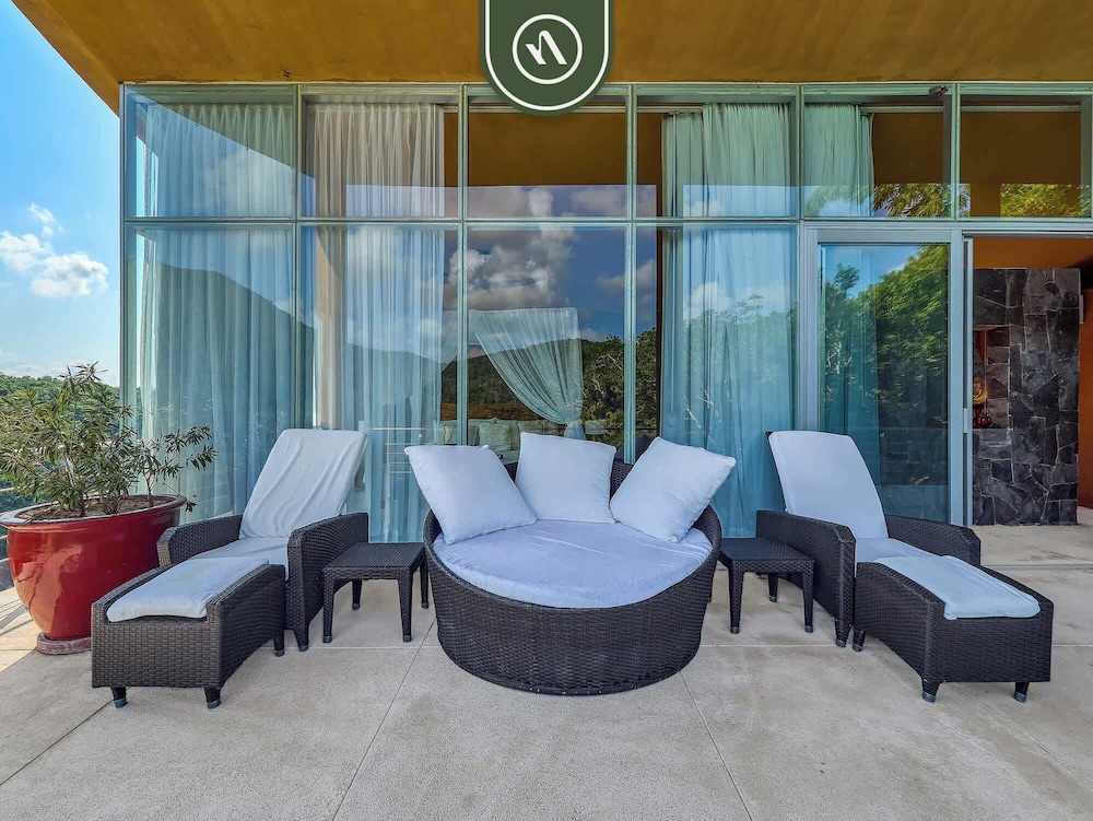 Luxury Oceanfront Villa - Private Beach - Pool