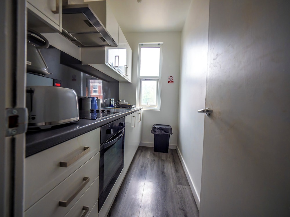 Ensuite1 Woodhouse private bath 2kitchen